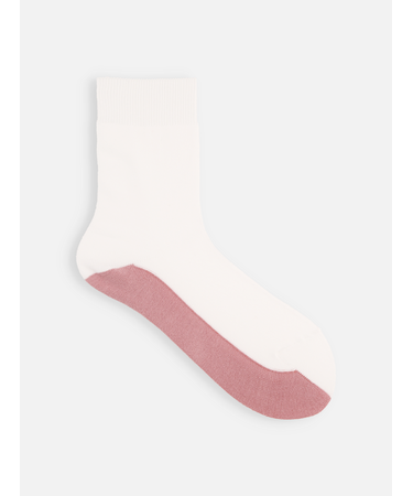 足底汚れが目立たない白ソックス