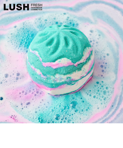 LUSH ザガールインザホワールウィンド バスボム クリスマス 限定 2025 入浴剤 プチギフト プレゼント シーソルト バニラ 人気 かわいい ヴィーガン コスメ ラッシュ 公式