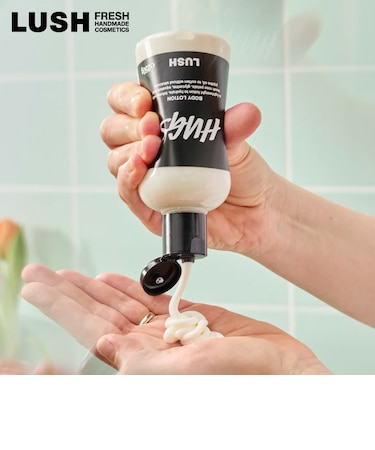 LUSH ハグス ボディローション 母の日 2026 限定 ボディケア フローラル フルーティ ホホバオイル ヴィーガン 自然派 コスメ ラッシュ 公式