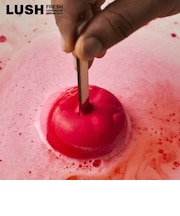 LUSH フルーツトフィー ボム バスボム 入浴剤 ハロウィン 数量限定 ギフト プレゼント りんご 甘い 香り フルーツ お風呂 保湿 癒やし コスメ ラッシュ 公式