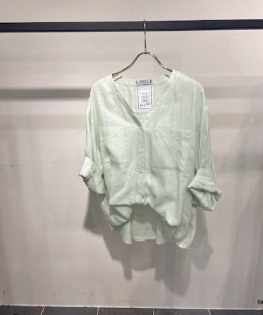 フレンチリネンVネックシャツ