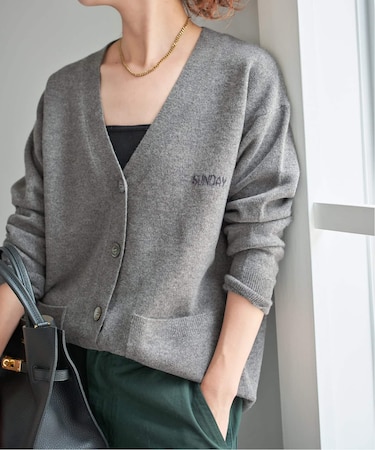 ロゴジャガードVネックカーディガン