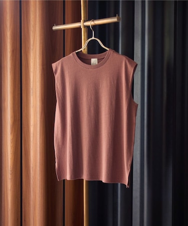 SHOULDER TUCKED SLEEVELESS TEE