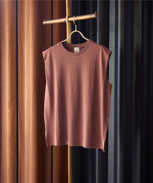SHOULDER TUCKED SLEEVELESS TEE