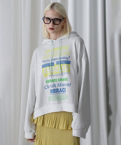 GRAPHIC HOODED SWEAT