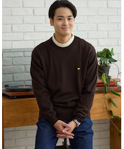 無地クルーネックニット