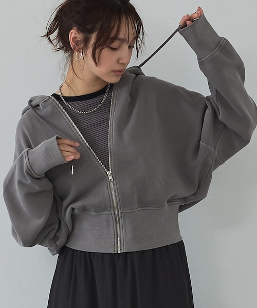 【NEW】アバハウス マヴィ（abahouse mavie）/裏毛ピグメントショートジップパーカー 裏毛ピグメントショートジップパーカー｜アバハウスマヴィの通販