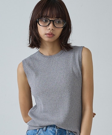 バックメタルスリーブレスニット