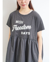 [接触冷感]切替ギャザーロゴプリントフレンチ袖Tシャツ