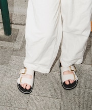 ARCH フラットバックルサンダル