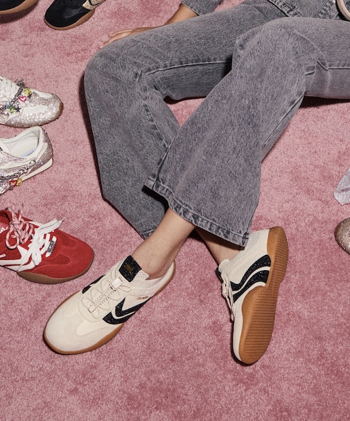 BISCOTTI-R ラインストーンコートニットスニーカー