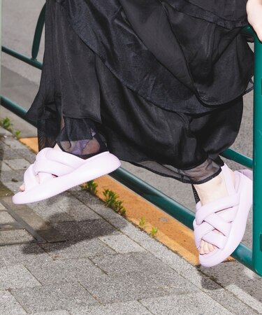 HAZZIE 厚底パフィーストラップサンダル