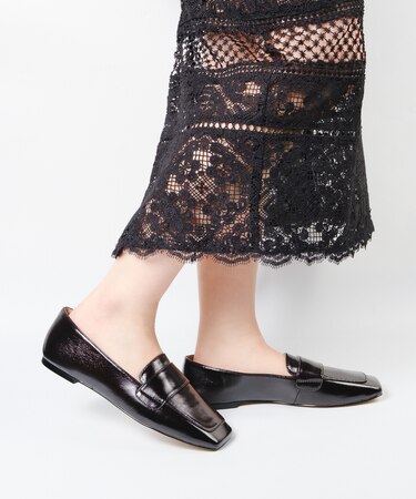 MONARC スクエアトゥフラットローファー