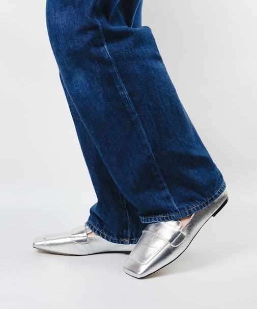 MONARC スクエアトゥフラットローファー