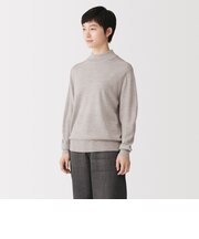 婦人 首のチクチクを抑えたハイネックセーター