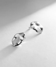 シルバー ニュアンスピアス アシンメプレート