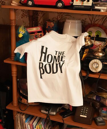 HOMEBODYグラフィックTシャツ