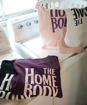 HOMEBODYグラフィックTシャツ