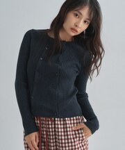 ユニークボタンニット