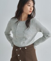 ユニークボタンニット