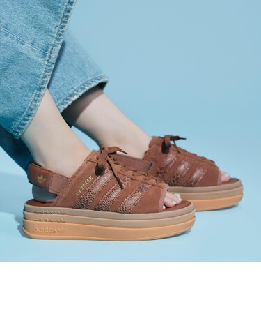 IH6633　GAZELLE BOLD SANDAL W　PREL/PREL/GOLD　704673-0001