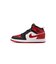 KHV4444　17-22 JORDAN 1 MID SE (PS)　006BLK/V RED　704372-0001