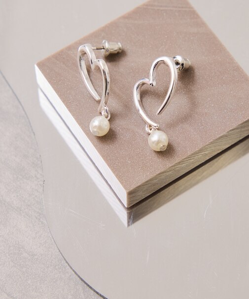 揺れパールハートピアス