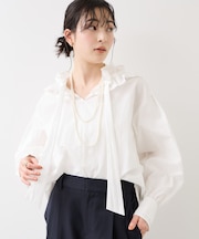フリルネックブラウス