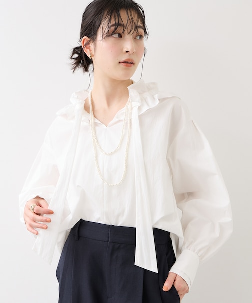 フリルネックブラウス