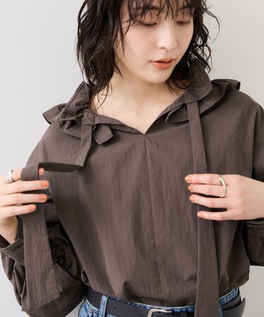 フリルネックブラウス