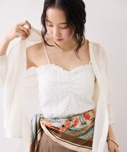 カップ付きシャーリングキャミソール