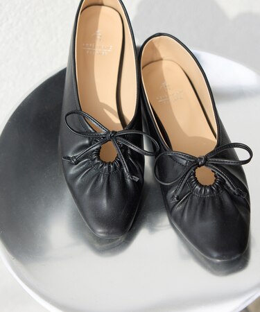 リボンギャザーミドルヒールパンプス