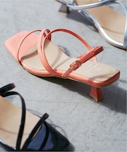 ナローストラップキトゥンヒールサンダル