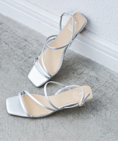 ナローストラップキトゥンヒールサンダル