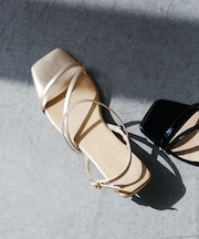 ナローストラップキトゥンヒールサンダル