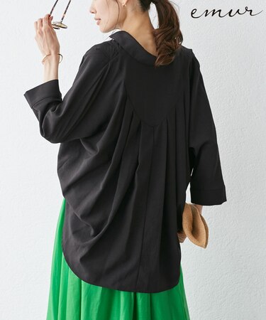 【emur/エミュール】バックVタックブラウス