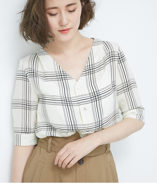 Vネック前開きチェックブラウス