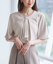 メタルパーツフロントフリルタイブラウス/通勤対応