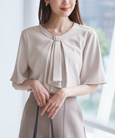 メタルパーツフロントフリルタイブラウス/通勤対応