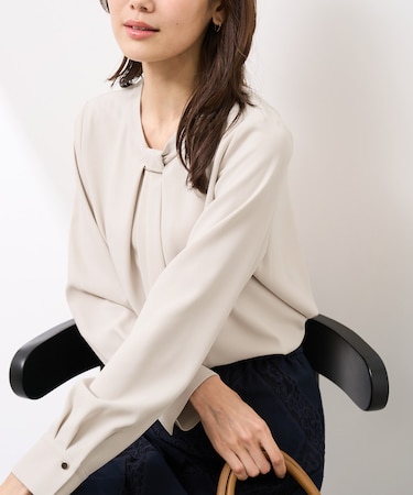 【WEB限定カラー・サイズ】メタルパーツフロントフリルタイブラウス/通勤対応