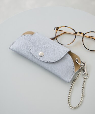 バッグチェーン付きアイウェアホルダー