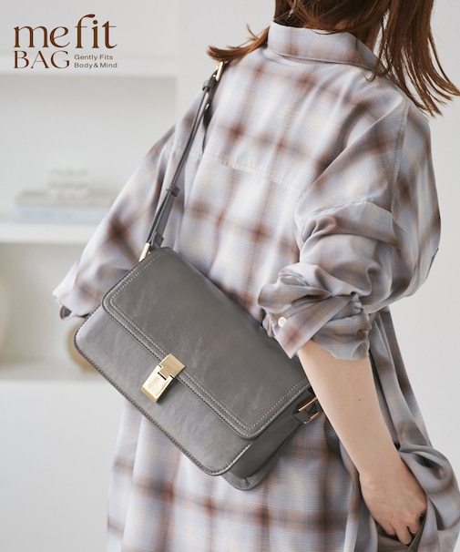 【WEB限定カラー】me fit BAG バーチカルラインワイドショルダーバッグ