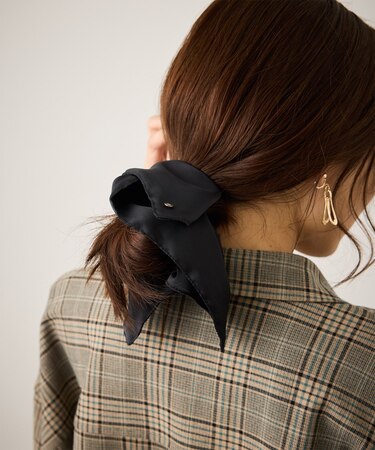 チャーム付きサテンボリュームスクエアシュシュ