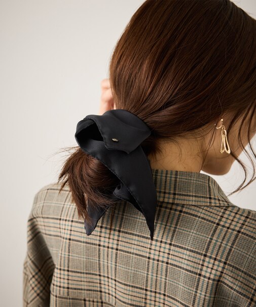 チャーム付きサテンボリュームスクエアシュシュ