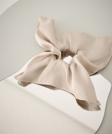 チャーム付きサテンボリュームスクエアシュシュ