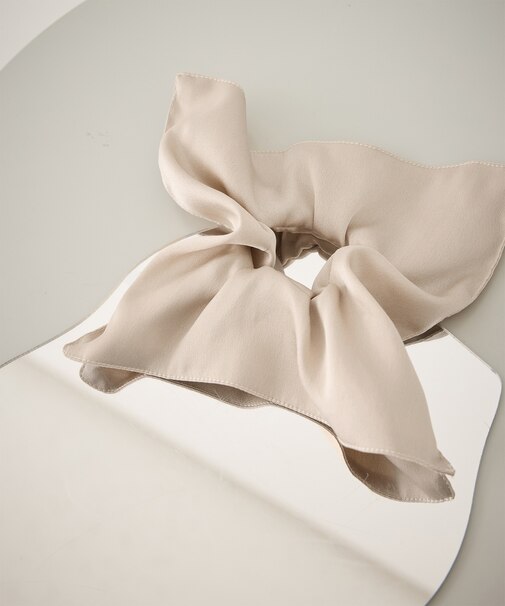 チャーム付きサテンボリュームスクエアシュシュ