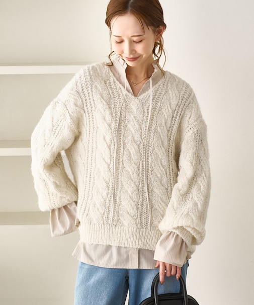 ゆるケーブル編みVネックニット