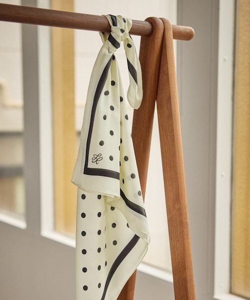 ドット柄スカーフ