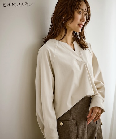 【emur/エミュール】ストレッチ起毛あわせネックブラウス
