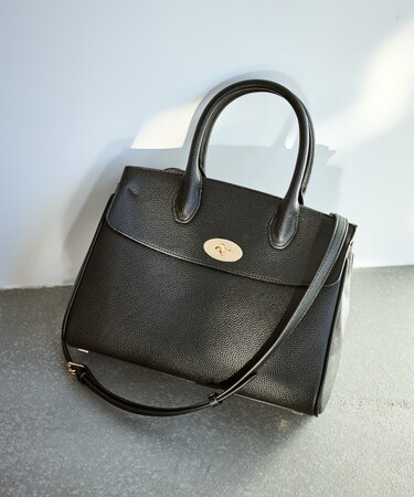 フラップデザイン2WAYハンドルミドルバッグ